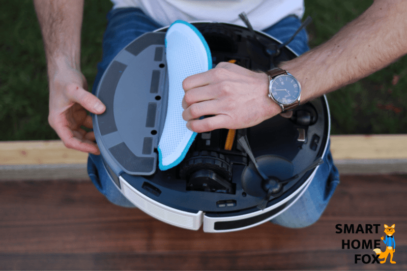 Reinigungstuch wird an der Wischplatte des Ecovacs Deebot OZMO N8 PRO befestigt